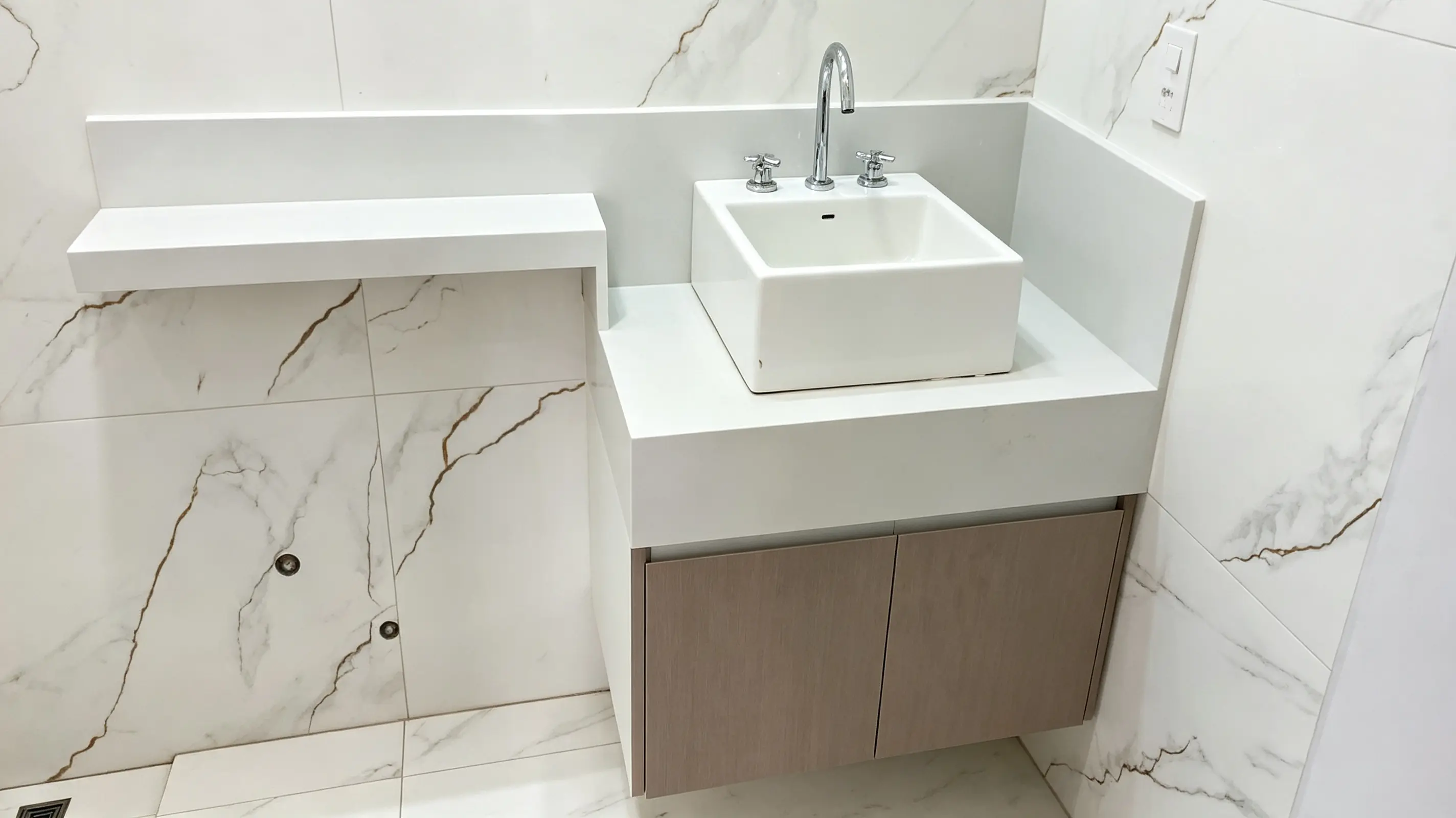 Banheiro Suíte em Mármore Calacatta — Amazonita Mármores
